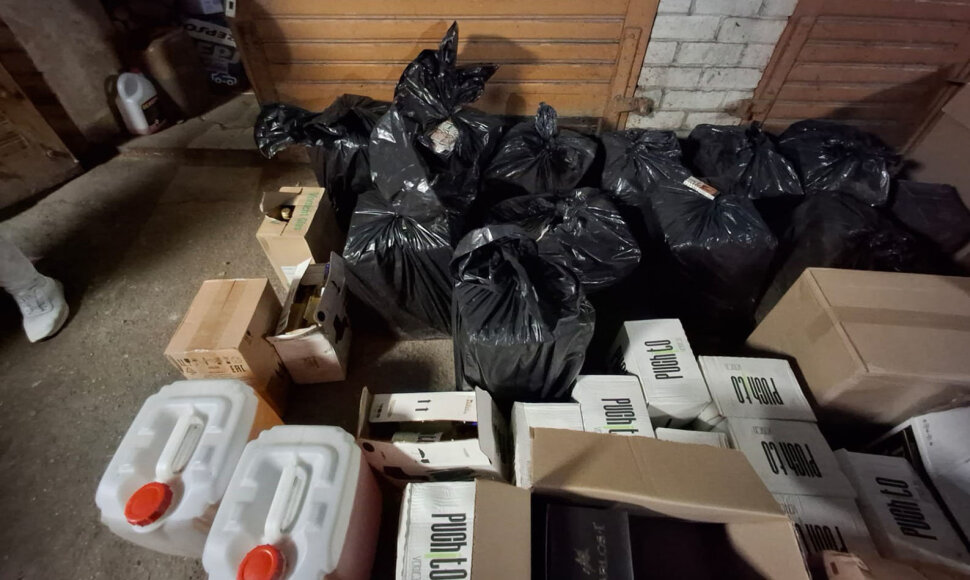 Muitinės kriminalinės tarnybos pareigūnai likvidavo nelegalaus alkoholio ir cigarečių sandėlį
