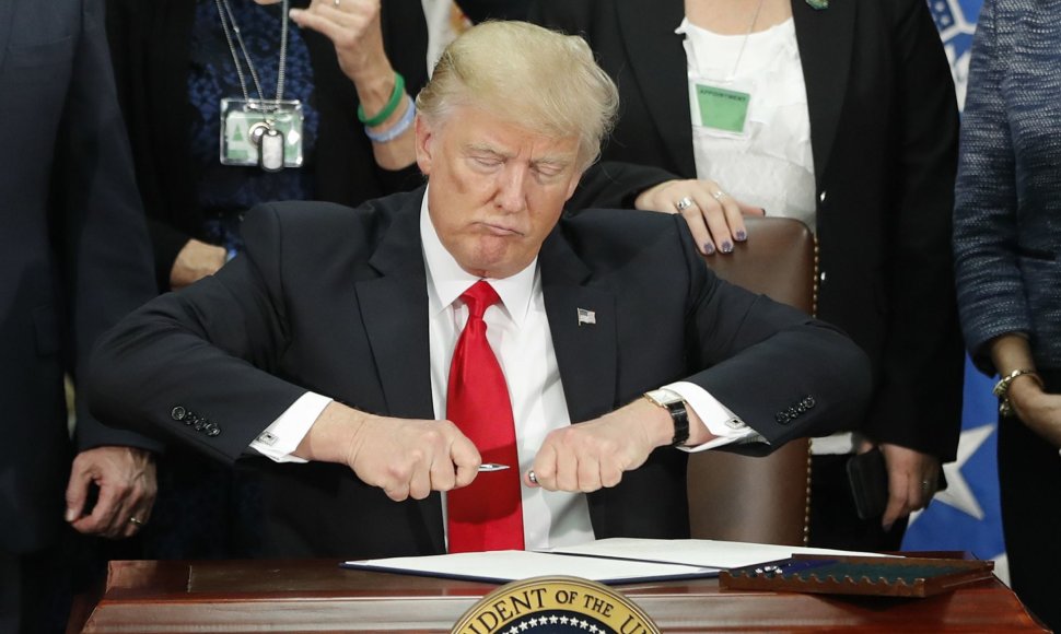 Donaldas Trumpas ketina pasirašyti įsakymą statyti sieną tarp JAV ir Meksikos