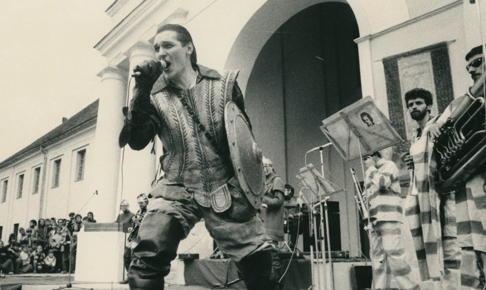 Grupės „Antis“ koncertas 1987 gegužės 17 d. prie Lietuvos nacionalinio (tuometinio Istorijos-etnografijos) muziejaus
