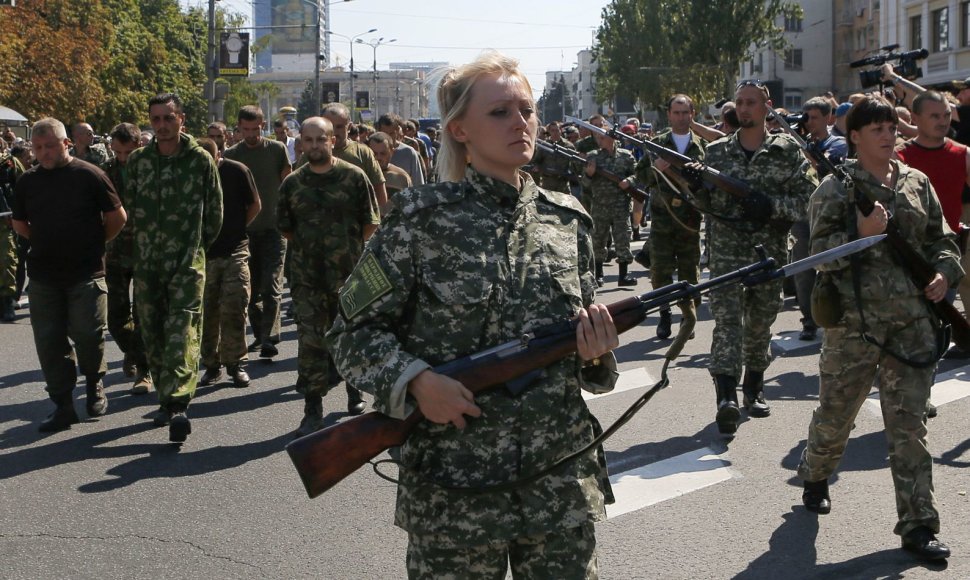 Donecke separatistai Ukrainos nepriklausomybės dieną surengė ukrainiečių belaisvių „paradą“