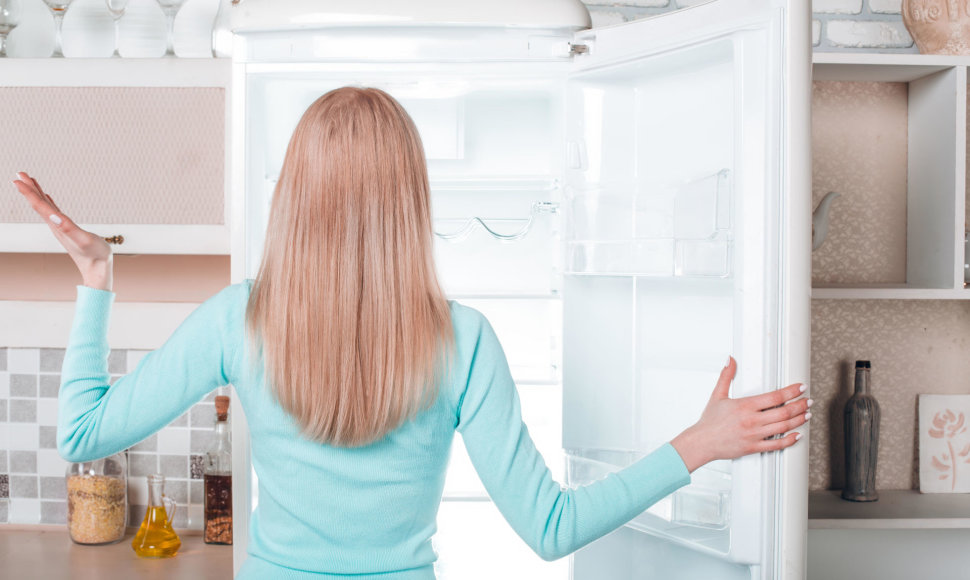 Moteris prie šaldytuvo