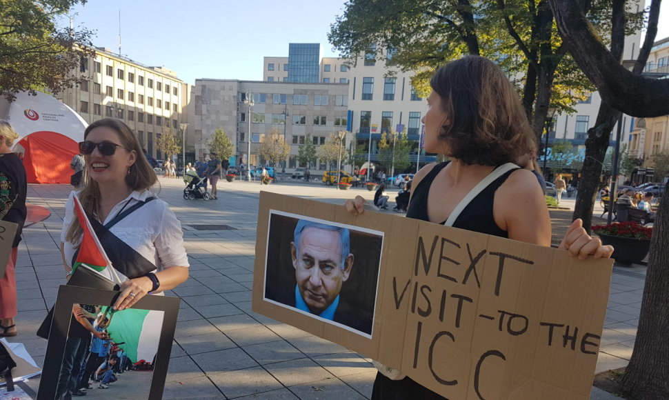 Benjaminą Netanyahu Lietuvoje pasitiko dešimtys protestuotojų