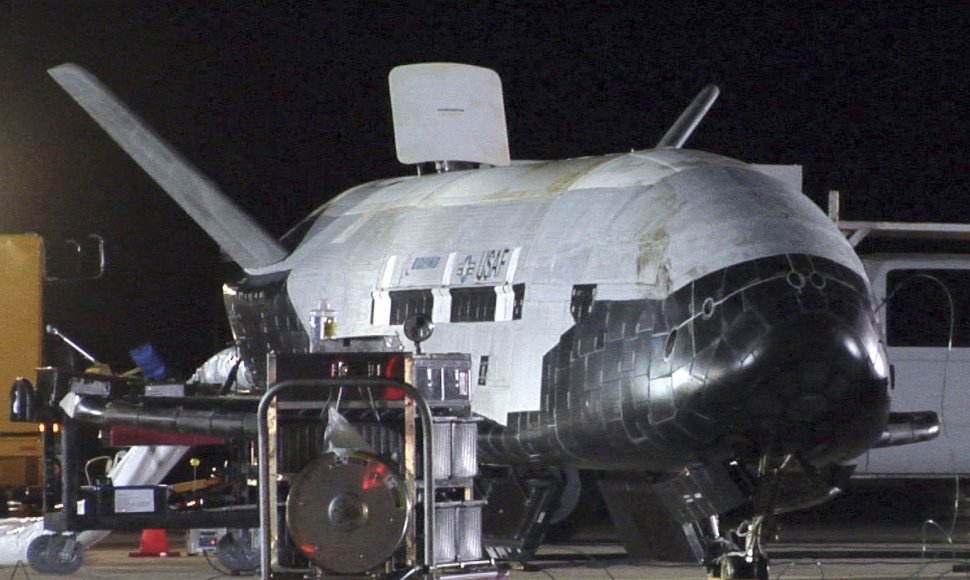  X-37B sugrįžo į Žemę 