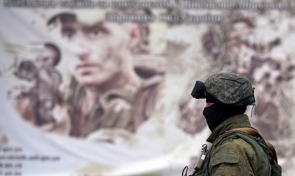 Rusijos karys prie karinės bazės Perevalnoje, Kryme.