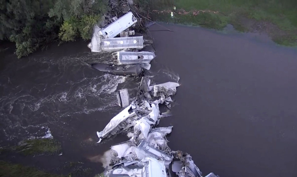 JAV Ajovos valstijoje sugriuvus tiltui į upę nulėkė 20 traukinio vagonų