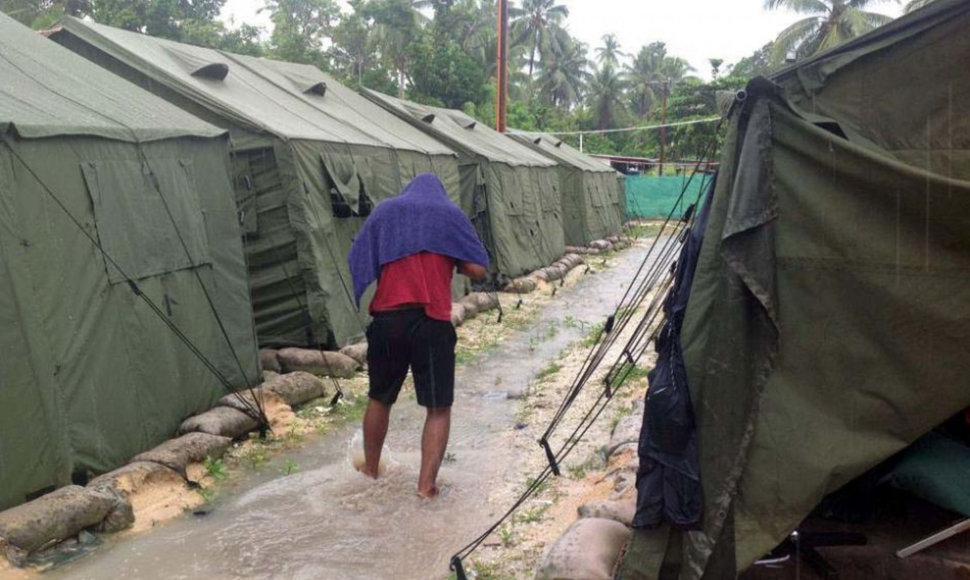 Papua Naujoji Gvinėja pirmadienį žengė svarbų žingsnį uždarant salose esančias pabėgėlių stovyklas