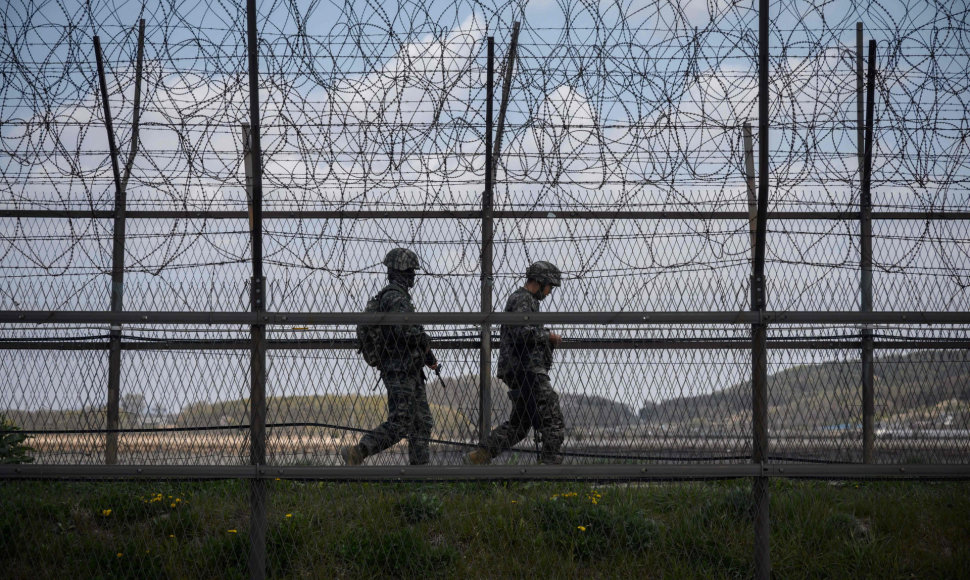 Pietų Korėjos kariai prie Demilitarizuotosios zonos