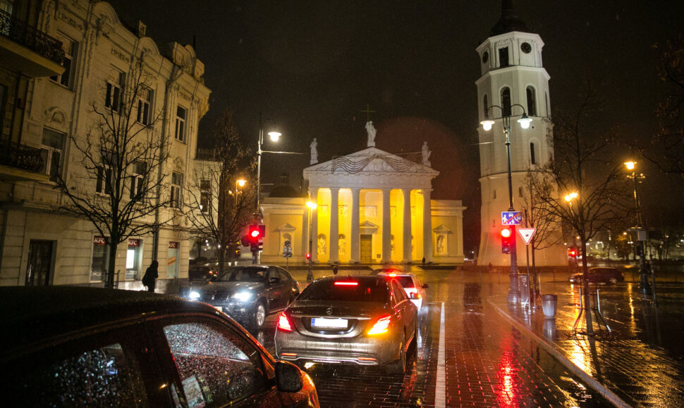Vilniaus Gedimino pr. raudonai degantis &scaron;viesoforas
