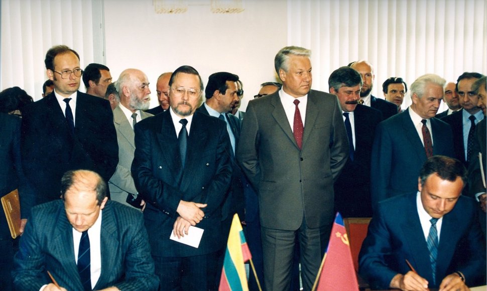 Lietuvos UR ministras A. Saudargas ir RF UR ministras A. Kozyrevas pasirašo Protokolą. Maskva, 1991-07-29 d. 