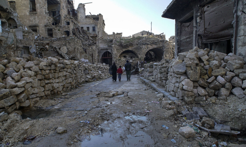 Į apgriautą Alepo senojo turgaus pastatą po truputį grįžta prekeiviai