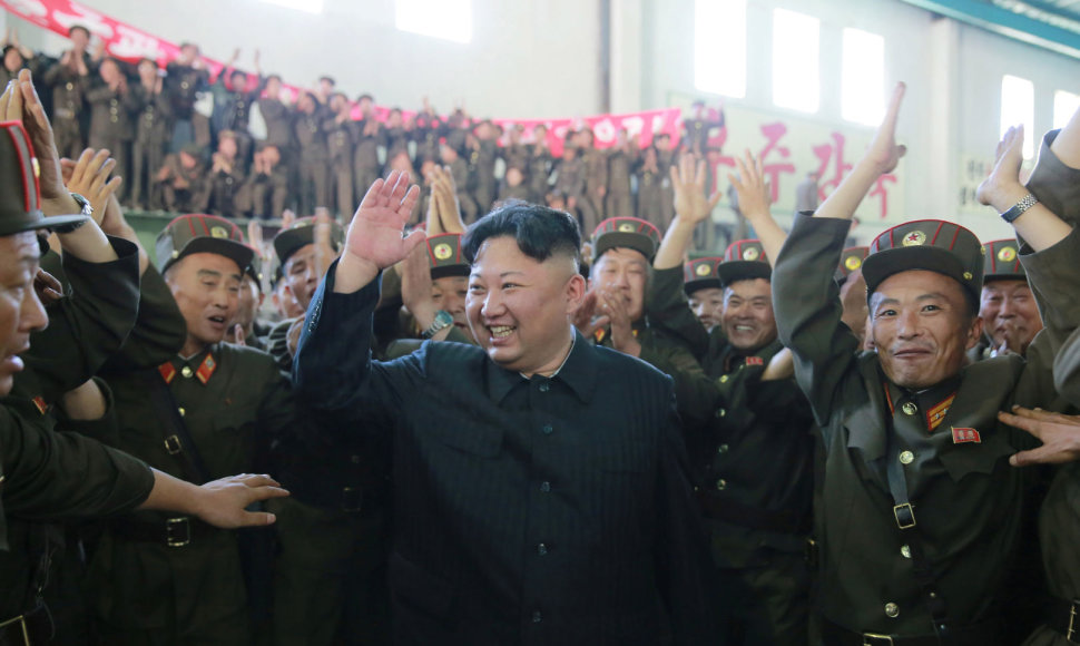 Šiaurės Korėjos lyderis Kim Jong-unas tarp šalies Gynybos mokslų akademijos darbuotojų