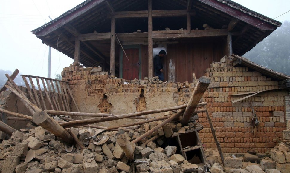 Žemės drebėjimo sugriautas namas Junanio provincijoje