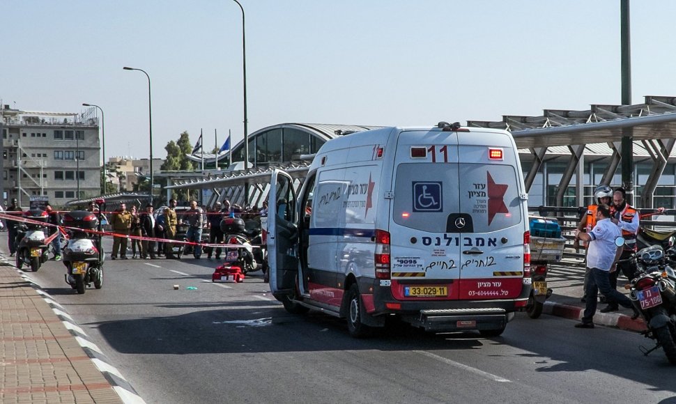 Izraelio gelbėjimo tarnybos Tel Avive po išpuolio prieš karį