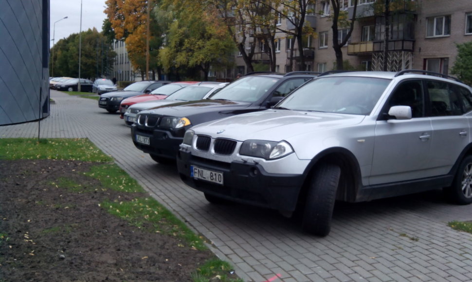 Automobiliai sustatyti ant šaligatvio