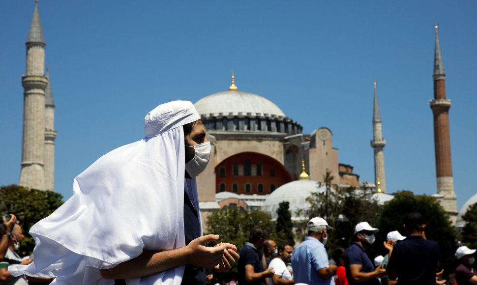 Mečete paverstame Turkijos Švč. Išminties sobore surengtos pirmosios musulmonų pamaldos