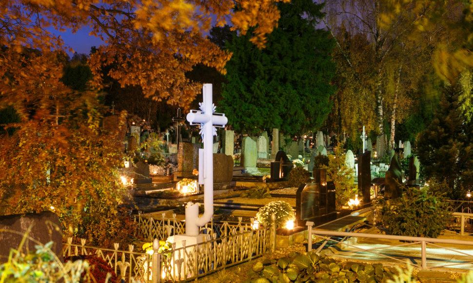 Žvakių šviesa kapinėse