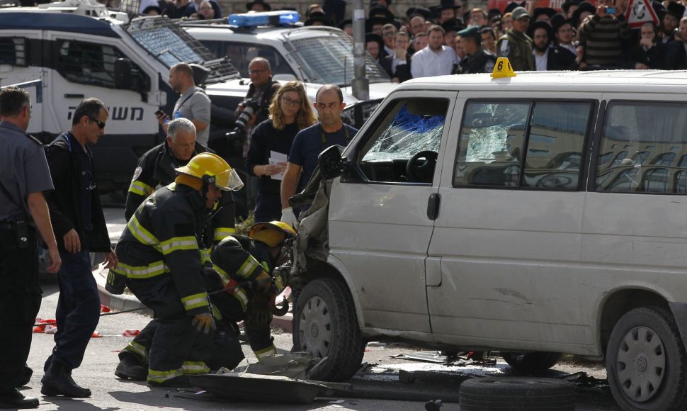 Palestinietis Jeruzalėje savo mikroautobusą nukreipė būrį žmonių.
