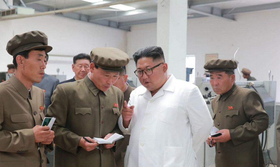 Kim Jong Unas karinių mašinių gamykloje