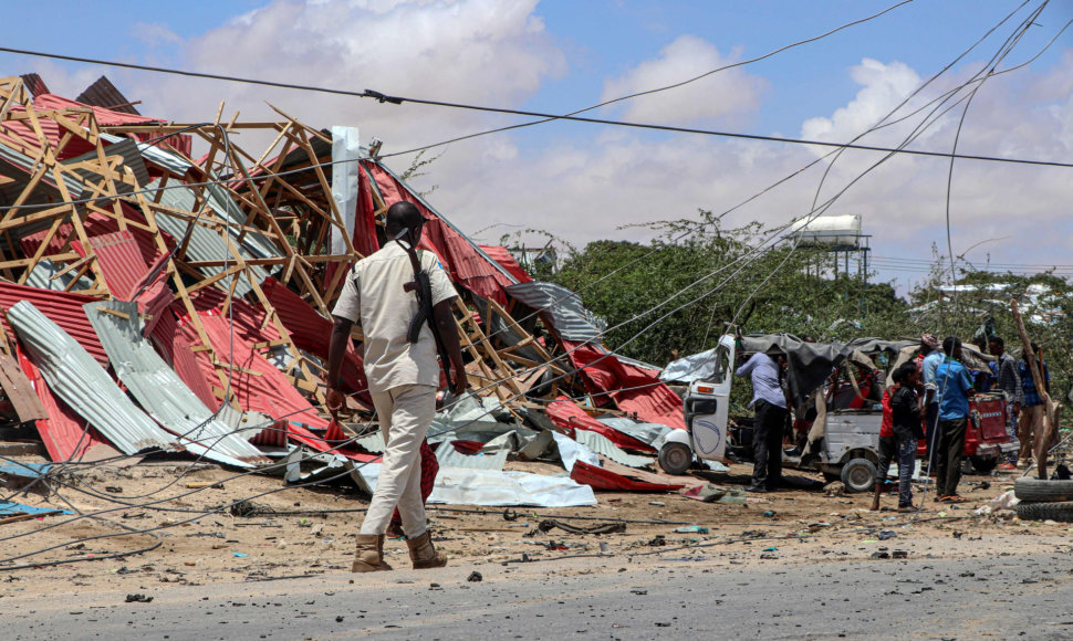 Somalyje „al Shabaab“ kovotojai atakavo JAV bazę ir ES kariškių koloną