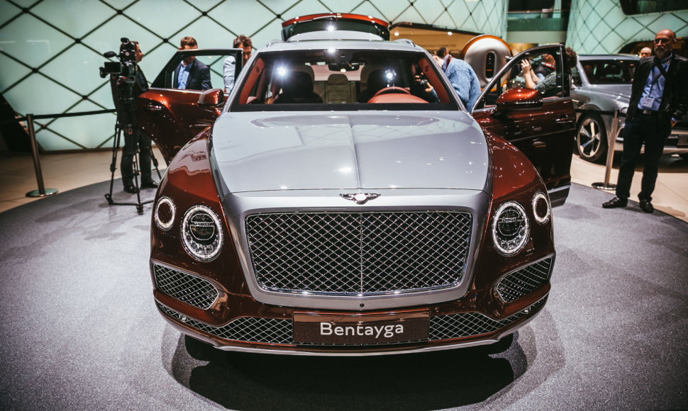 „Bentley“ pagamino hibridinį „Bentayga“, kuriam įkrovos stotelę sukūrė dizaineris