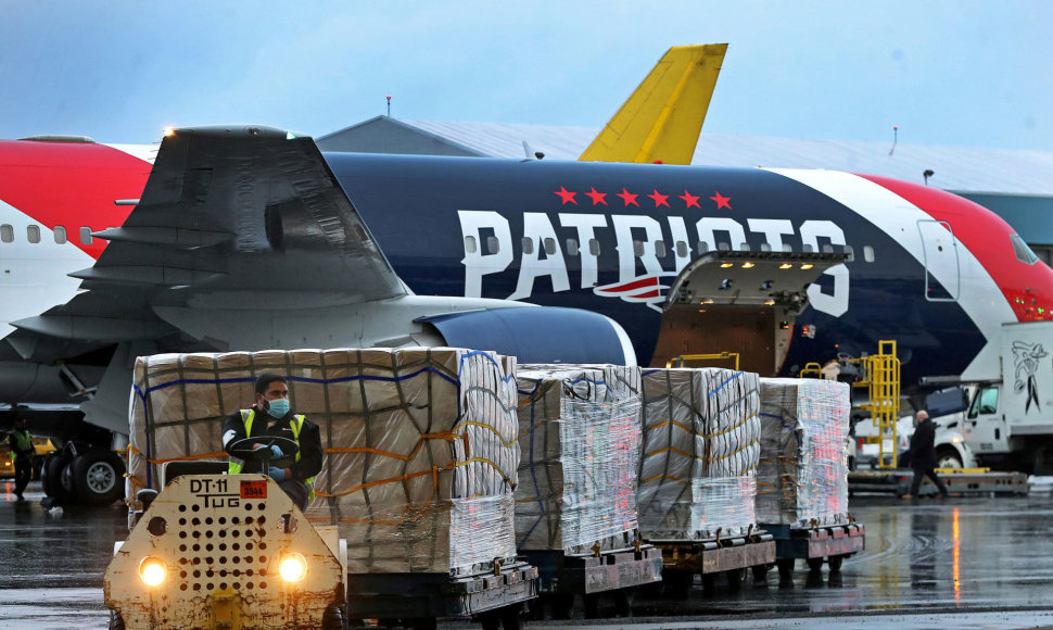 „New Englands Patriots“ lėktuvas iš Kinijos į JAV atgabeno milžinišką siuntą