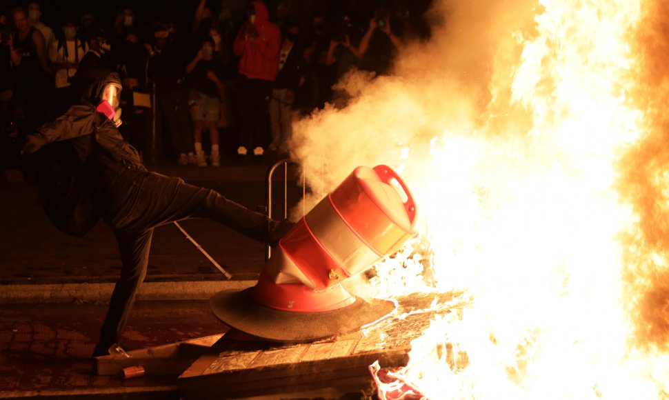 Prie Baltųjų rūmų protestuotojai sukėlė gaisrų