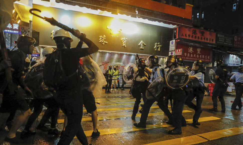 Policijos ir protestuotojų susirėmimai Honkonge
