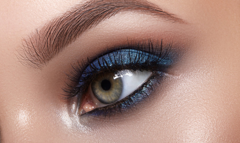 Mėlyni akių vokų šešėliai