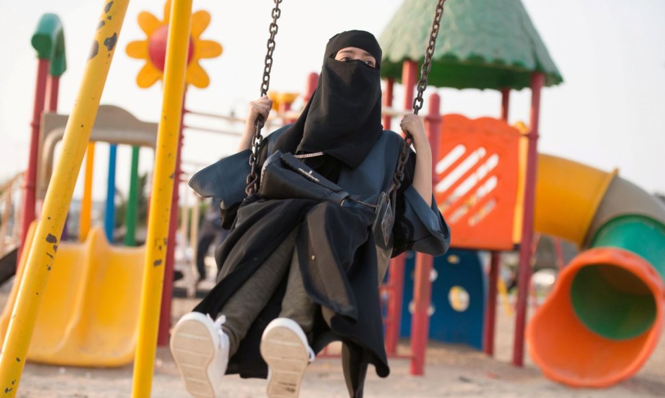 Mergina Saudo Arabijoje supasi ant sūpynių