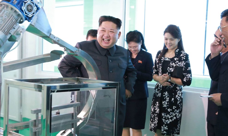 Kim Jong Unas su žmona ir seserimi apsilankė kosmetikos gamykloje