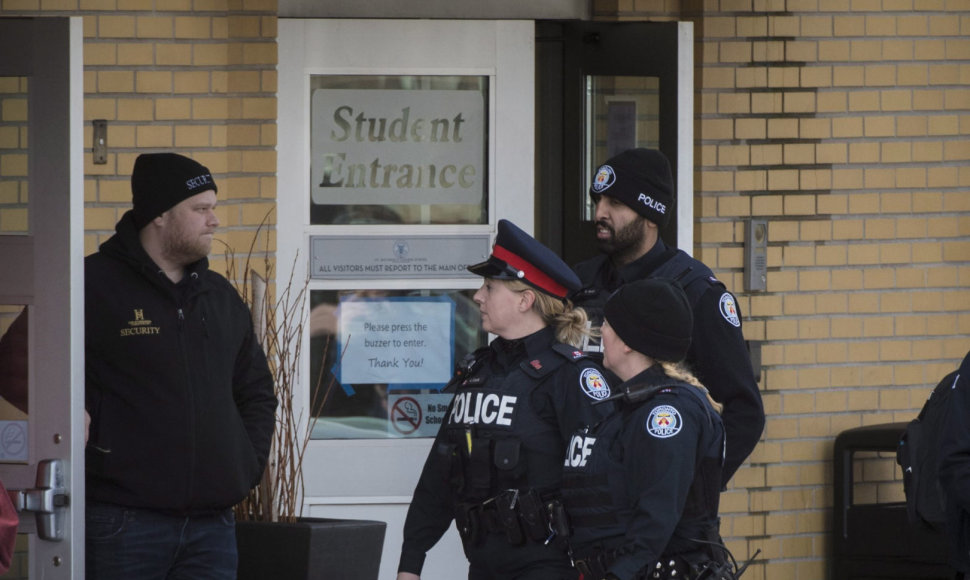 Prestižinėje Toronto katalikų berniukų mokykloje apsilankė policija