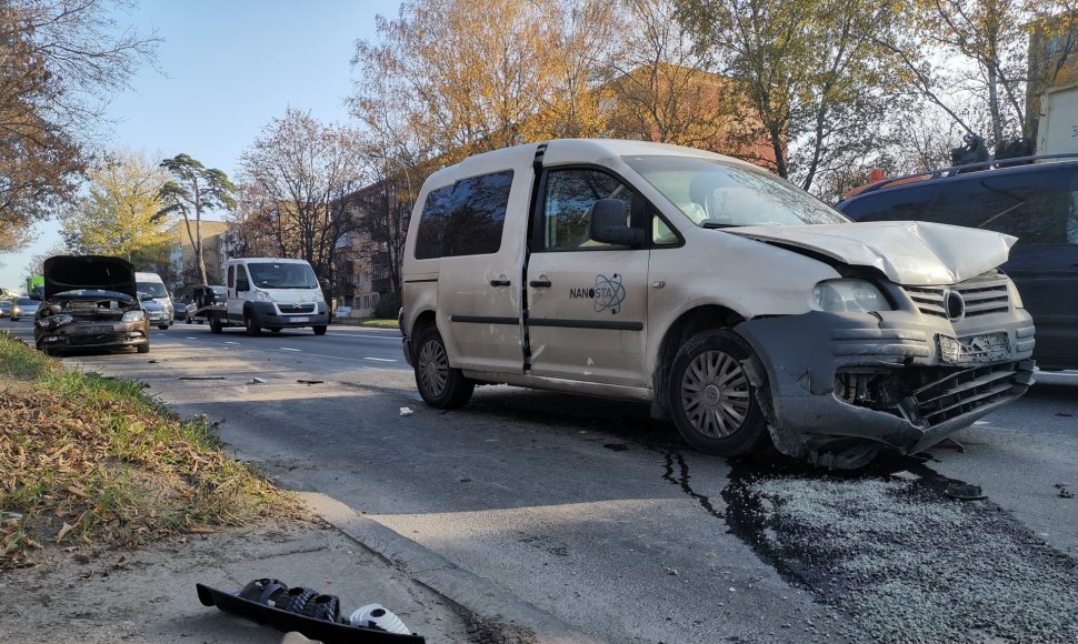 Vilniuje prie Vingio parko susidūrė 3 automobiliai, sužeistas vaikas