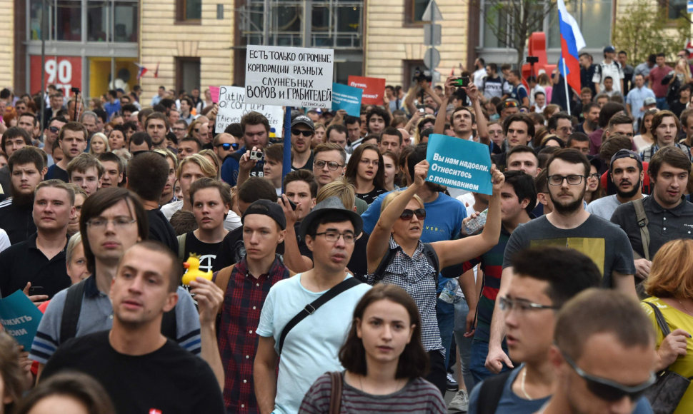 Rusai gatvės protestus papildė ir protesto balsais