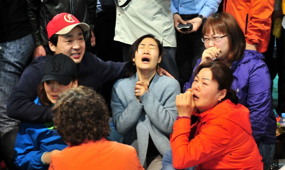Pietų Korėjoje nuskendusio kelto keleivių artimieji