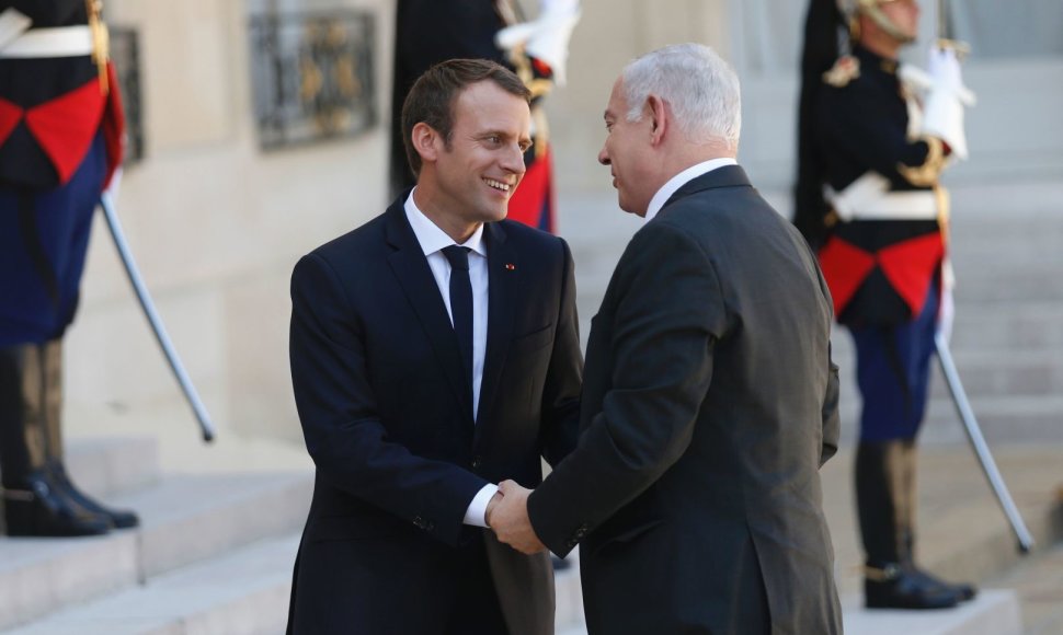 Emmanuelis Macronas su Benjaminu Netanyahu