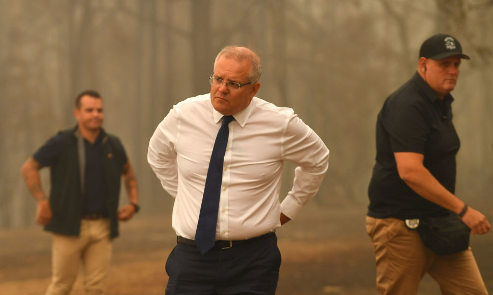 Scottas Morrisonas apžiūri vietoves, kurioms kelia grėsmę krūmynų gaisrai