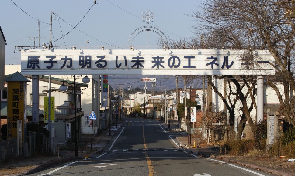 Užrašas prie įvažiavimo į Futabos miestą „Atominė elektrinė – energija geresnei ateičiai“