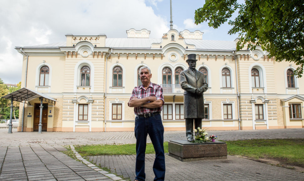 Istorinės Lietuvos  Respublikos Prezidentūros Kaune sargas Rimantas Garnelis