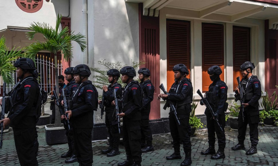 Saugumui užtikrinti Indonezijos policija apsupo teismo rūmus