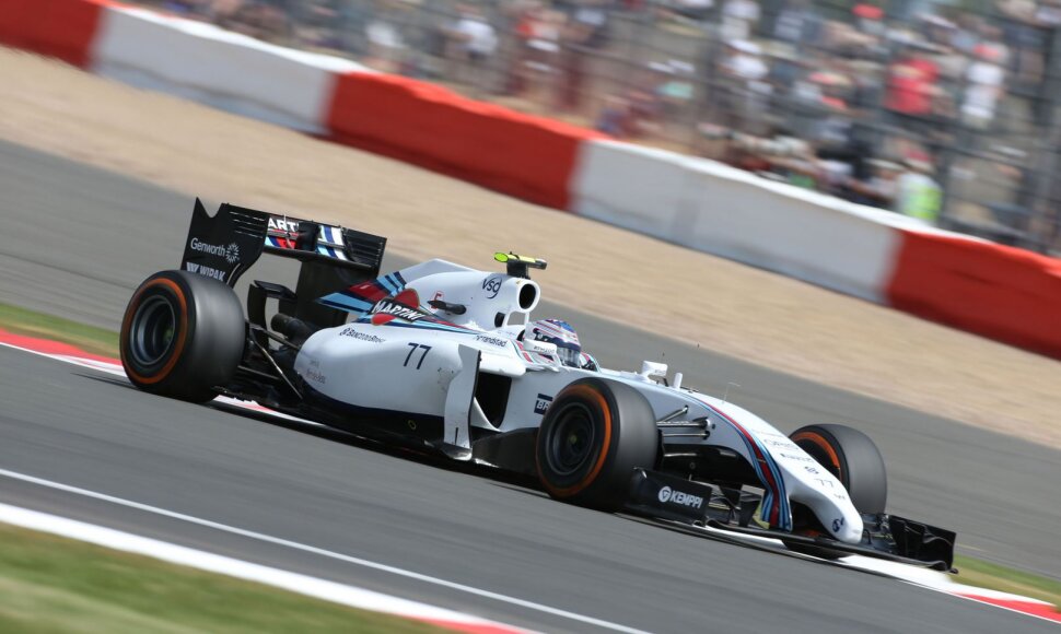 „Formulės-1“ penktadienio treniruotės Silverstone