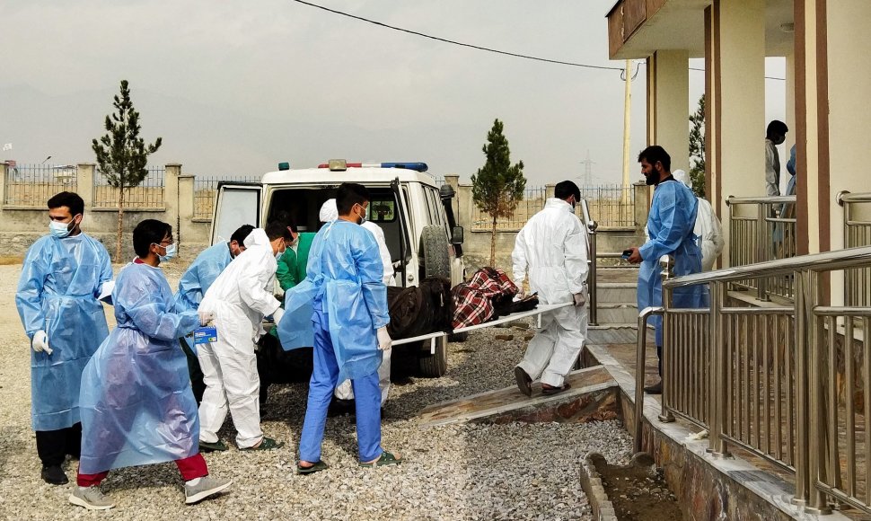 Afganistano medikai gabena tunelyje žuvusių žmonių palaikus.