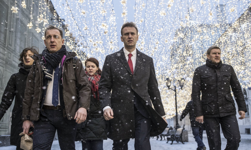 Aleksejus Navalnas (viduryje) ir jo bendražygiai