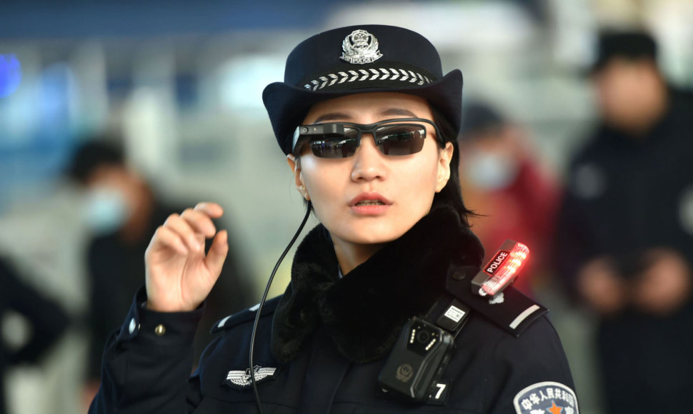 Kinijos policijos pareigūnė su veido atpažinimo akiniais