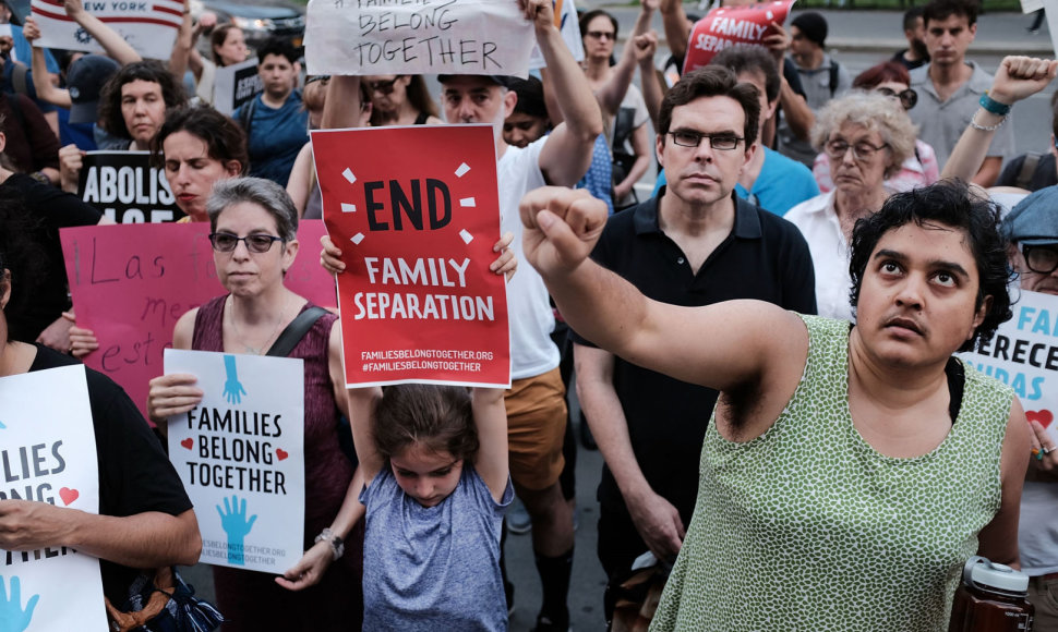 JAV vyksta protestai dėl migrantų tėvų atskyrimo nuo vaikų