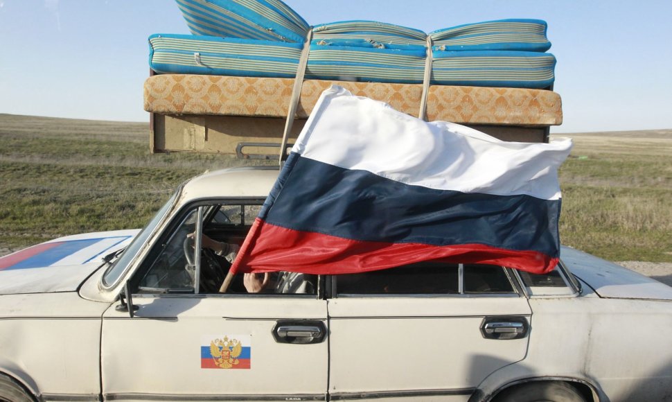 Per automobilio langą iškišta Rusijos vėliava 