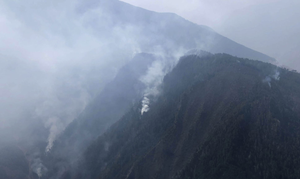 Kinijos kalnuose suvaldytas 30 ugniagesių pražudęs miško gaisras