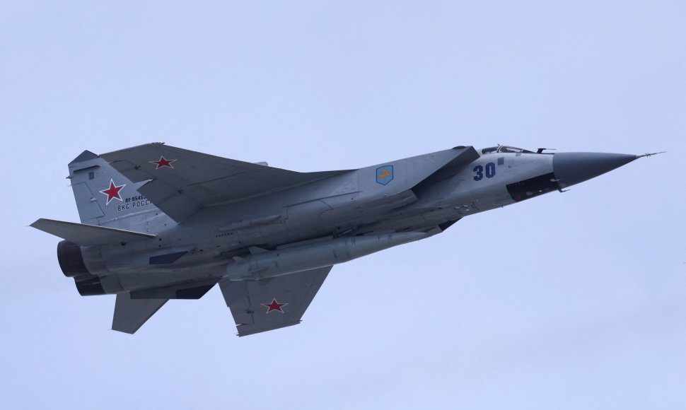 Rusijos „MiG-31“ naikintuvas su „Kinžal“ raketa