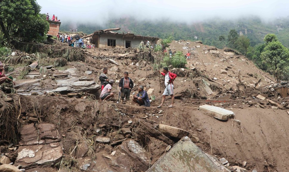 Nepalo kaimuose po nuošliaužų ieškoma aukų