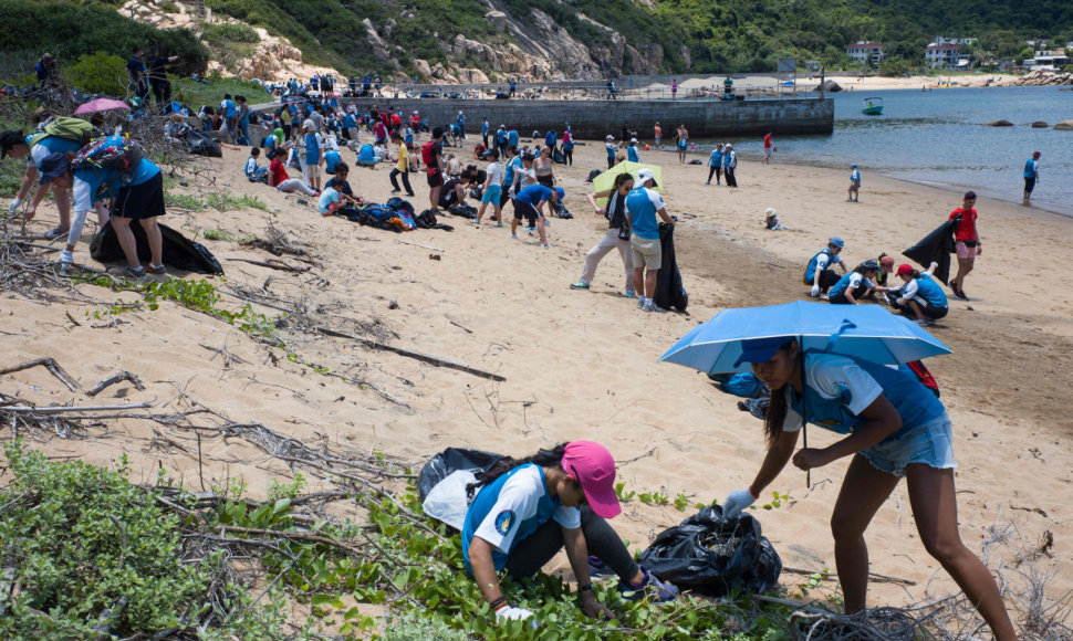 Šiukšlių rinkimas Honkongo paplūdimyje