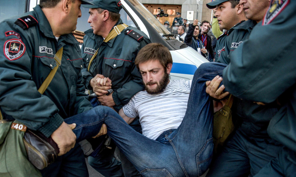 Armėnijos policija sulaikė dešimtis protestuotojų